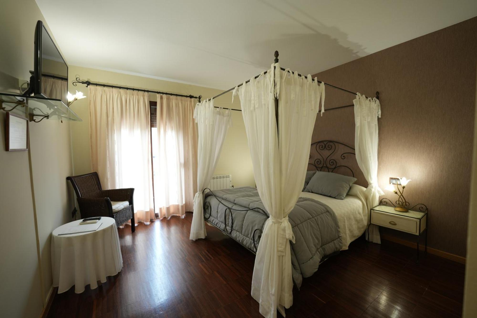 Cuevas Del Valle Hotel Rural Y Restaurante, Rinconcito De Gredos מראה חיצוני תמונה