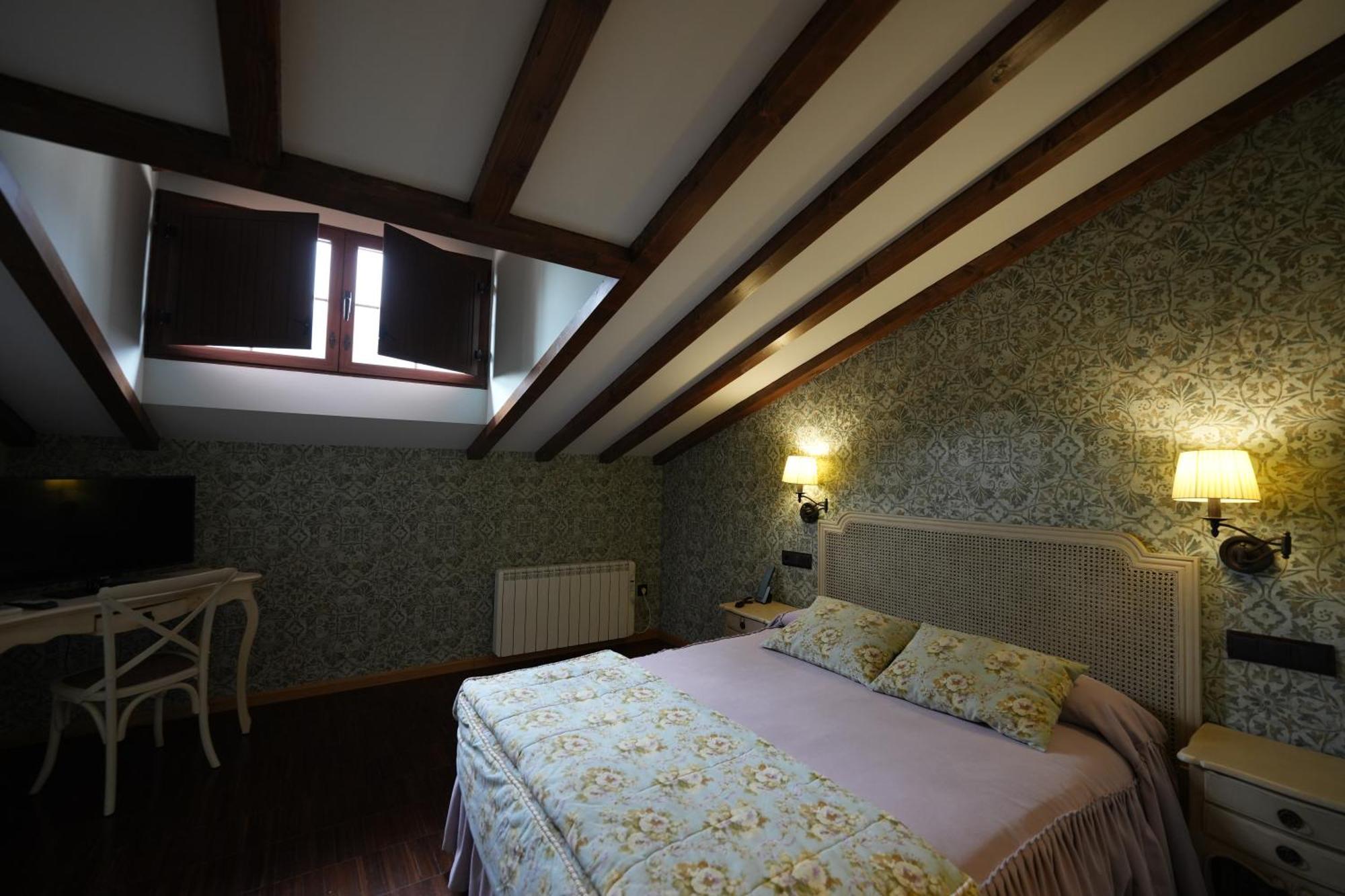 Cuevas Del Valle Hotel Rural Y Restaurante, Rinconcito De Gredos מראה חיצוני תמונה
